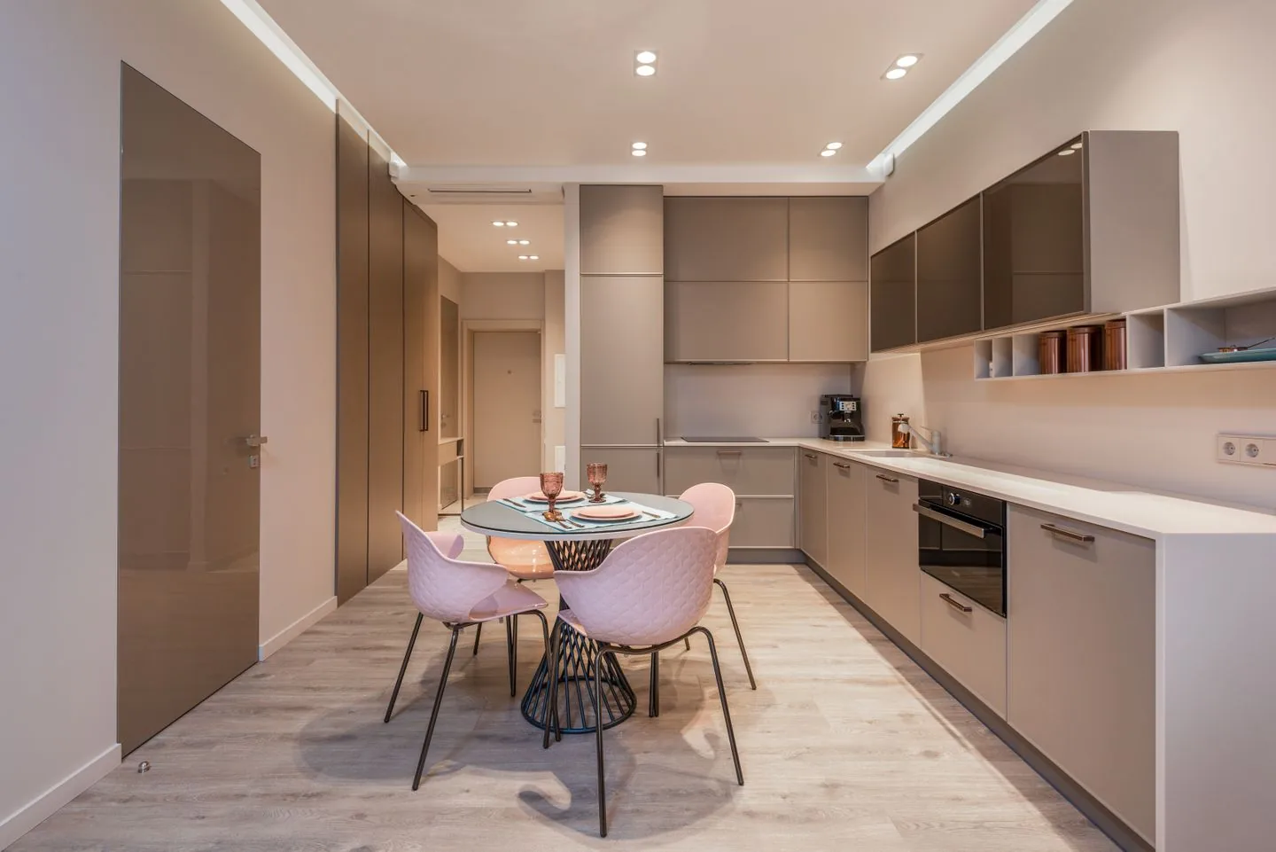 White shaker kitchen with black worktops and an island breakfast bar, installed in Bradford by Maintain Home Solutions